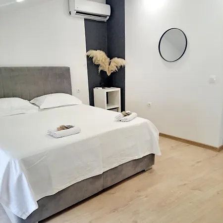 Ajdy Apartment *